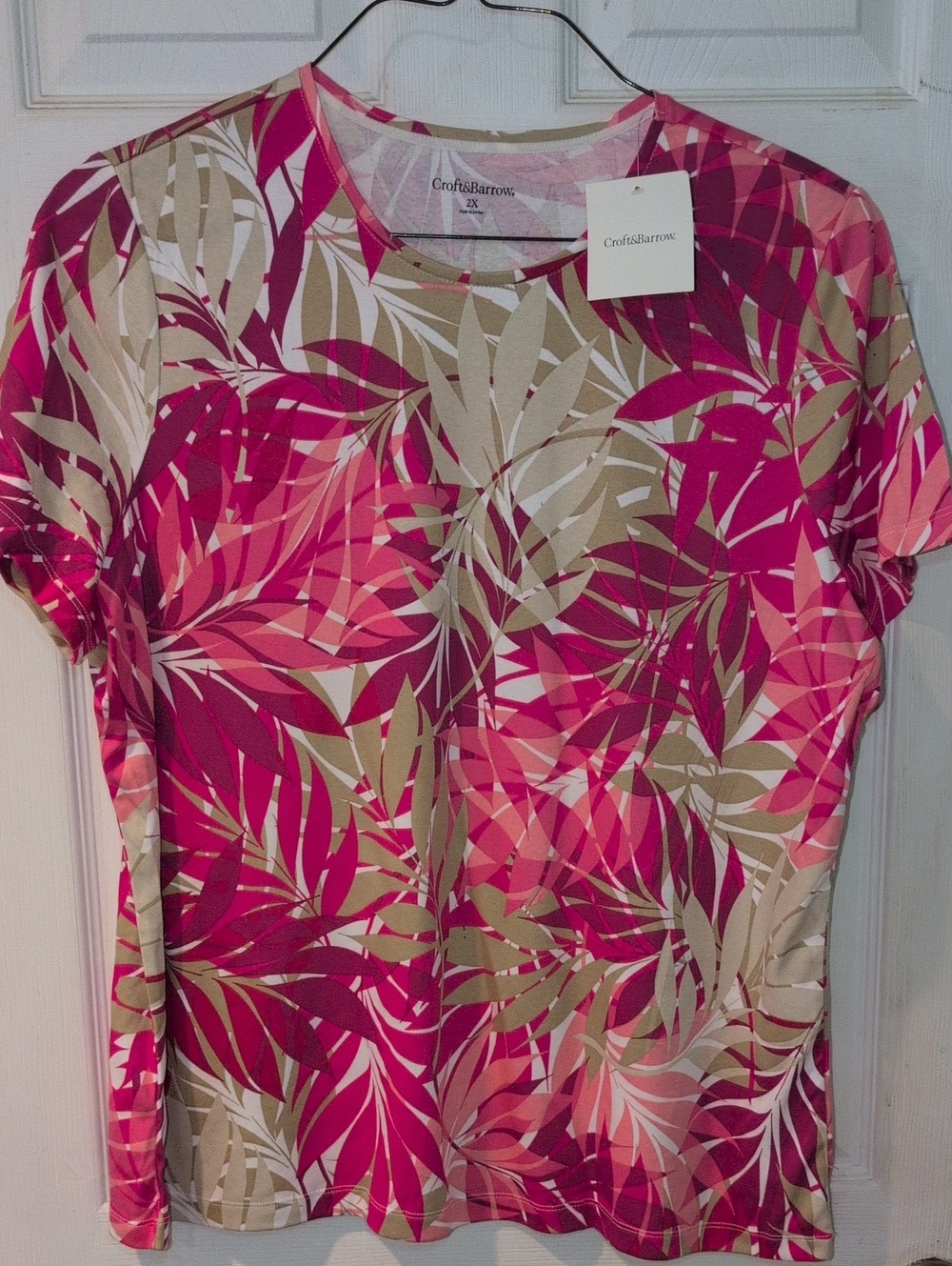 CLEARANCE! croft & barrow Fuchsia and Beige Tropical Leaf Short Sleeve Tee